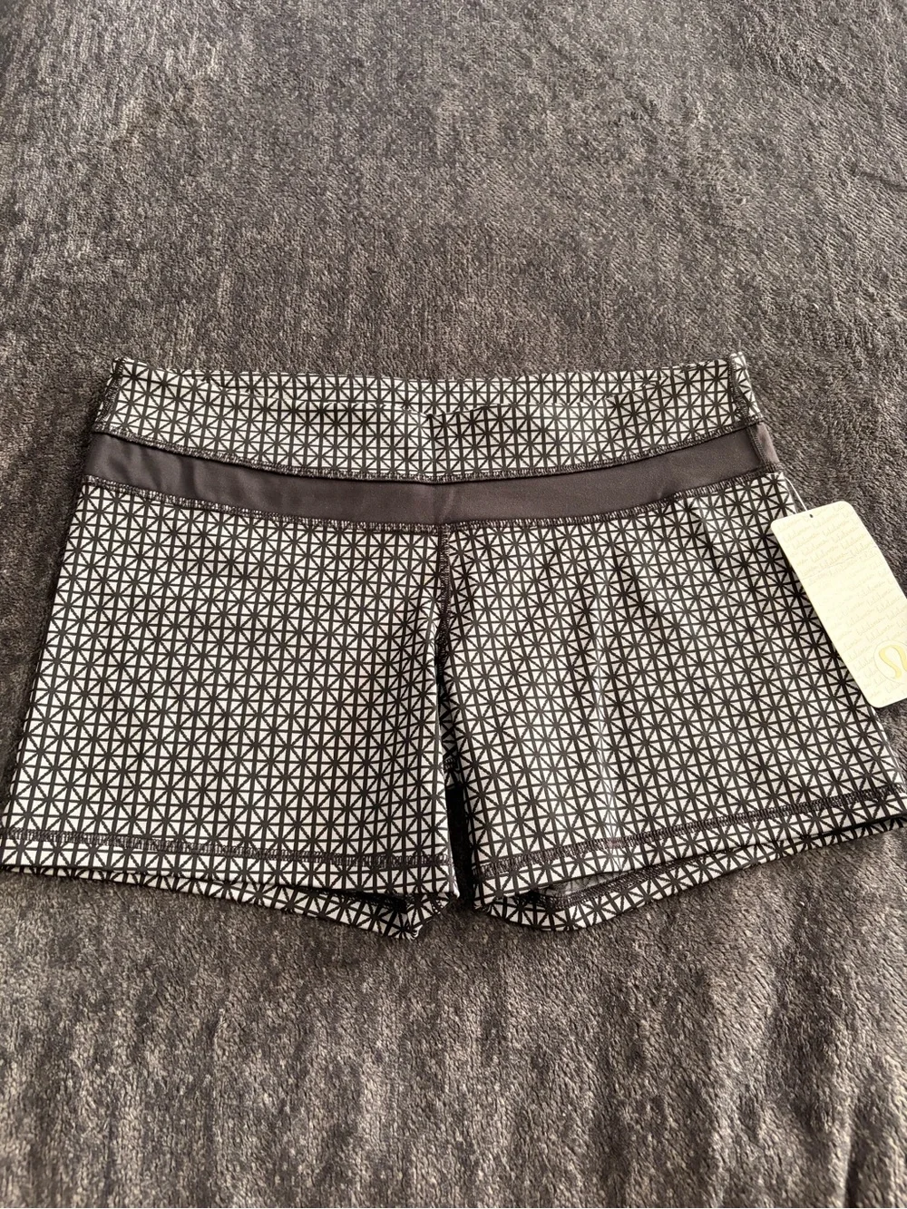 Lululemon Groove Short *Full-On Luon (Regular) Tri Geo Silver Spoon Black / Blac